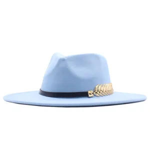 Detailansicht des hellblauen Wollhutes mit schwarzem Lederband und goldenem Blatt-Accessoire.