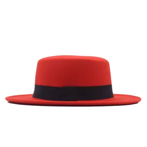 Nahaufnahme des roten Wollfilz-Flachkopf-Fedora-Hutes mit elegantem schwarzem Band.