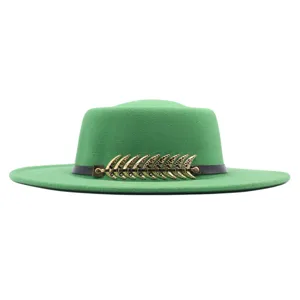 Nahaufnahme eines grünen Wollfilz-Flachtopf-Fedora-Hutes mit goldenem Fischgräten-Ornament.