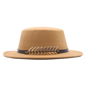 Retro britischer flacher Fedora Hut mit schwarzem Lederriemen und goldener Fischgrate
