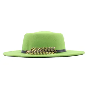 Grüner Fedora Hut Detail, Damen Filzhut mit goldener Fischgräten Verzierung und Lederband