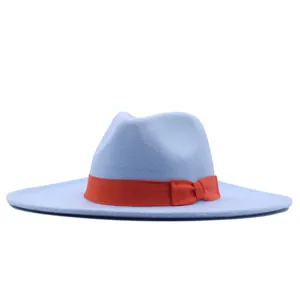 Hellblauer Schlapphut mit breiter Krempe und orangefarbenem Schleifenband, eleganter Filzhut.