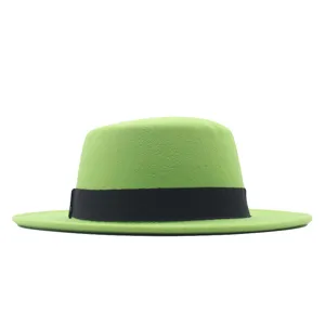 Detailaufnahme des hellgrünen Flat-Top-Hutes mit einem eleganten schwarzen Stoffband.