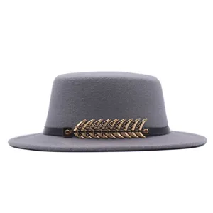Grauer Wolle Flachdach Fedora Hut Detail mit schwarzem Lederriemen undem goldenem Fischgrät.