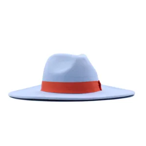 Details des stilvollen hellblauen Woll-Fedora-Hutes mit einem leuchtend orangen Band.