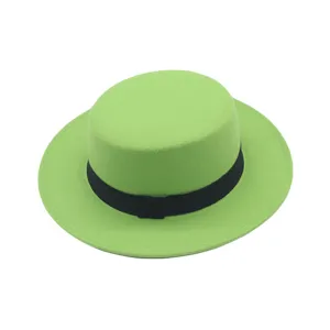 Grüne flache Wollhut Detailansicht, Retro Jazz Boater Hut Krempe und schwarzes Band nahaufnahme.