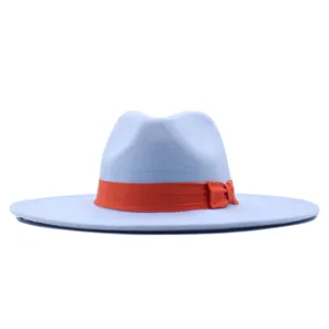 Nahaufnahme des eleganten breitkrempigen Fedora Hutes mit einem leuchtend orangen Band.