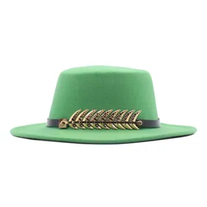 Grüner Wollhut Flach-Fedora mit schwarzem Gürtel und goldener Fischgräten-Dekoration.