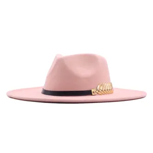 Eleganter rosa Damen Woll Filzhut Fedora mit schwarzem Band und goldenem Blatt Detail.