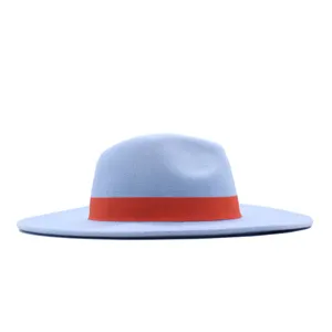 Hellblaue Wollfilz-Fedora-Hut mit breiter Krempe und auffälligem orangefarbenem Band.