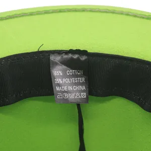 Detail des inneren Pflegeetiketts eines grünen Hutes mit 65 Baumwolle und 35 Polyester