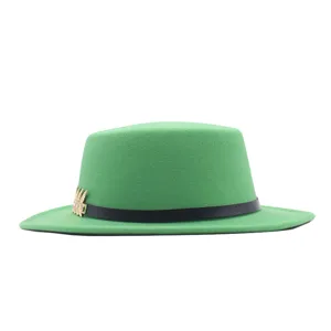 Retro britischer grüner flacher Fedora Hut mit schwarzem Gürtel für stilvolle Herren.