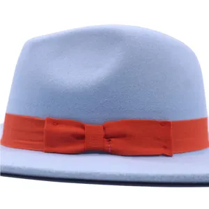 Nahaufnahme Detail des breitkrempigen Woll-Fedora-Hutes mit auffälliger orangen Schleife.
