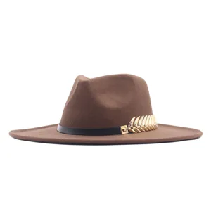 Nahaufnahme Detail des braunen Filz-Fedora-Hutes mit eleganter goldener Blatt-Dekoration.