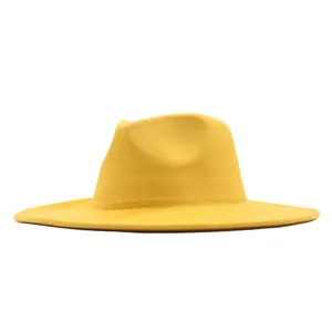 Detailansicht des gelben, breiten Wollfedora-Hutes, klassischer flacher Winter-Jazzhut.