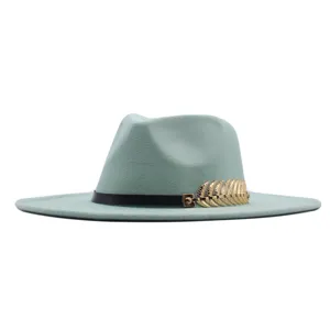 Detailansicht der mintgrünen Woll-Fedora mit goldenem Blatt für Damen im Herbst.