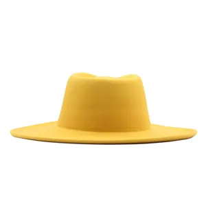 Detailansicht des einfarbigen gelben Wollfilz-Fedora-Hutes mit glatter Textur und flacher Krempe.