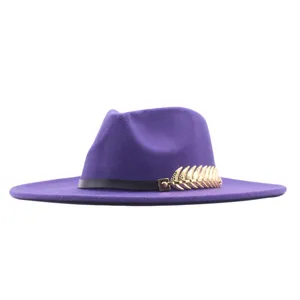 Elegantes lila Filz Fedora Hut Detail mit schicker goldener Blattdekoration und schwarzem Band.
