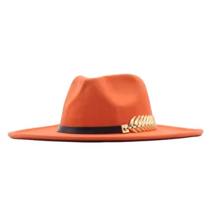 Orangefarbenes Woll-Fedora mit schwarzem Lederband und eleganter goldener Blatt-Dekoration.
