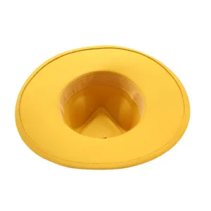 Gelber Wollfilz Fedora Hut Detailansicht, breite Krempe Winter Jazz Hut Innenbereich.