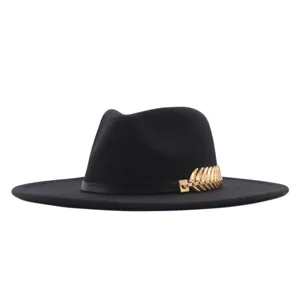 Nahaufnahme des schwarzen Woll-Fedora-Hutes mit eleganter metallischer goldener Blattschnalle.