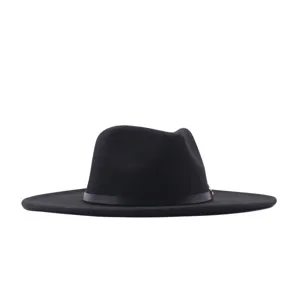 Nahaufnahme des schwarzen Woll-Fedora-Hutes mit breiter Krempe und feinem Blattdekor.