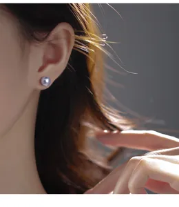 Gros plan détaillé d'une élégante boucle d'oreille perle lavande, design minimaliste et chic