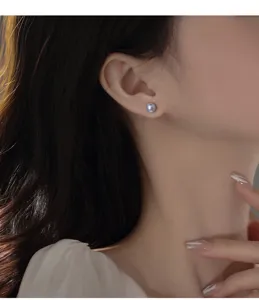 Vue détaillée de boucles d'oreilles puces en perles violettes clair, parfaites pour le quotidien.