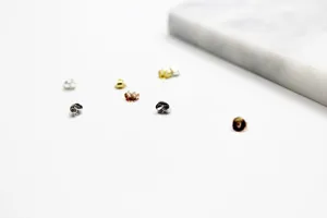 Details zu Metall-Ohrring-Verschlüssen in mehreren Farben für sicheren Schmuckhalt.