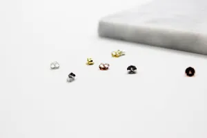 Detailansicht verschiedener Schmetterling Ohrringverschlüsse in mehreren Metalltönen.