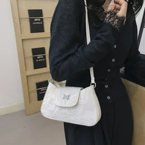 Schicke weiße Schultertasche mit Marmormuster und stilvoller silberner Schmetterlingsschnalle.