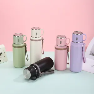 Vue détaillée de l'ensemble de bouteilles isothermes en acier inoxydable colorées.