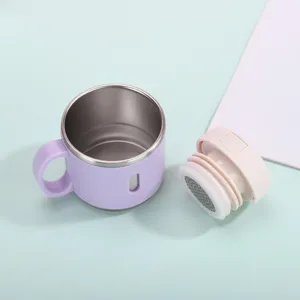 Détail de tasse isotherme en acier inoxydable, mug violet clair avec couvercle et filtre