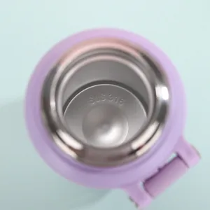 Détail intérieur de la bouteille isotherme en acier inoxydable de qualité supérieure.