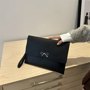 Bolso Sobre de Cuero PU para Mujer Bolso de Noche Minimalista Con Lazo de Metal Decoración Correa de Muñeca Bolso de Moda