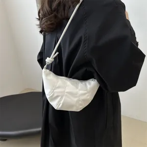 Sac à épaule croissant en cuir PU blanc, design élégant pour les femmes au quotidien.