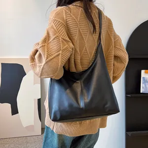 Élégant sac porté épaule en cuir noir pour femme, grand cabas de travail et sac axillaire.