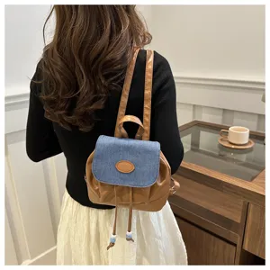 Petit sac à dos rétro en jean vue détaillée, mini sac d'épaule mignon en cuir.
