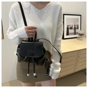 Petit sac à dos noir en cuir PU avec cordon de serrage, sac de jour décontracté pour femme.