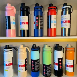 Vue détaillée de bouteilles d'eau isothermes en acier inoxydable colorées avec bouchon.