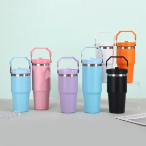 Vue rapprochée de tasses de voyage en acier inoxydable colorées à poignées pliantes.