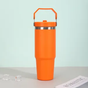 Vue détaillée du gobelet isotherme en acier inoxydable orange avec poignée et finition mate.