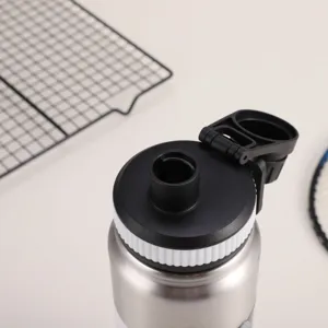 Bouteille isotherme en acier inoxydable détail du bouchon et du couvercle de sport.