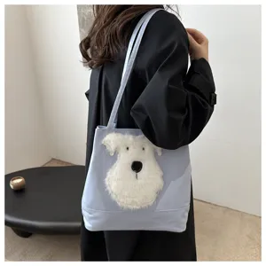 Lichtblauwe shopper voor dames met een schattige donzige witte hondenpluche applicatie.