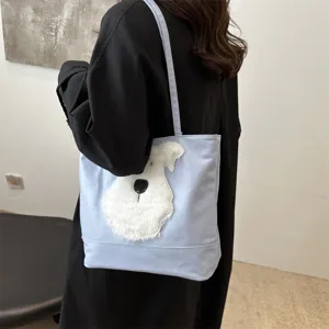 Chique lichtblauwe tote tas met schattige pluizige witte hond patch voor dagelijks gebruik.