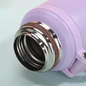 Vue detaillee du col de la bouteille isotherme en acier inoxydable violet avec joint.