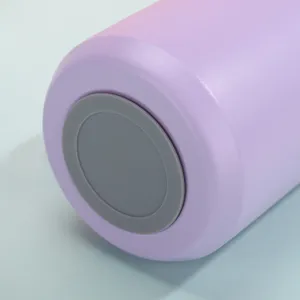 Détail du fond de la bouteille isotherme en inox, violet avec base de protection en silicone.