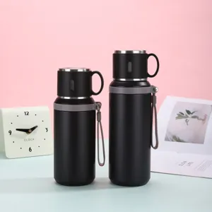 Bouteille isotherme en acier inoxydable avec couvercle tasse et sangle pour le sport en plein air.