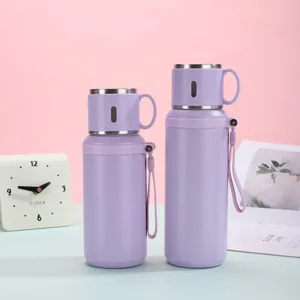 Bouteille isotherme minimaliste en acier inoxydable 316 violet avec sangle de transport.