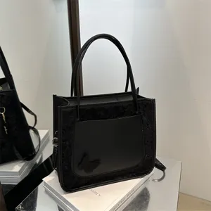 Sac Cabas Rétro en Peluche Patchwork pour Femmes Sac Bandoulière Mode Décontracté Jolie Broderie Papillon Sac à Main